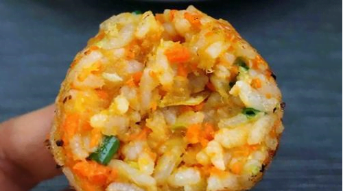 小朋友最喜歡的肉松飯團(tuán)，簡(jiǎn)單好做，三步輕松搞定，好吃不膩